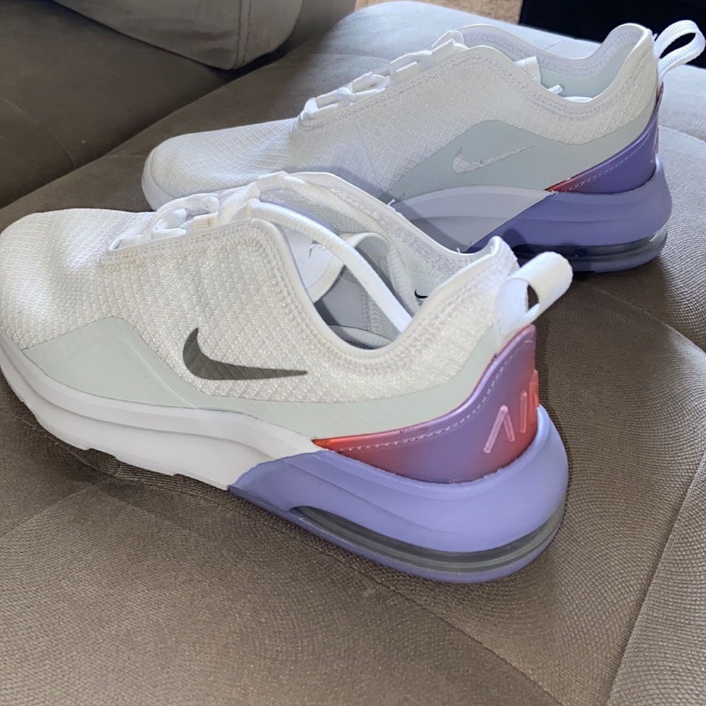 Nike women’s air max motion 2 size 6